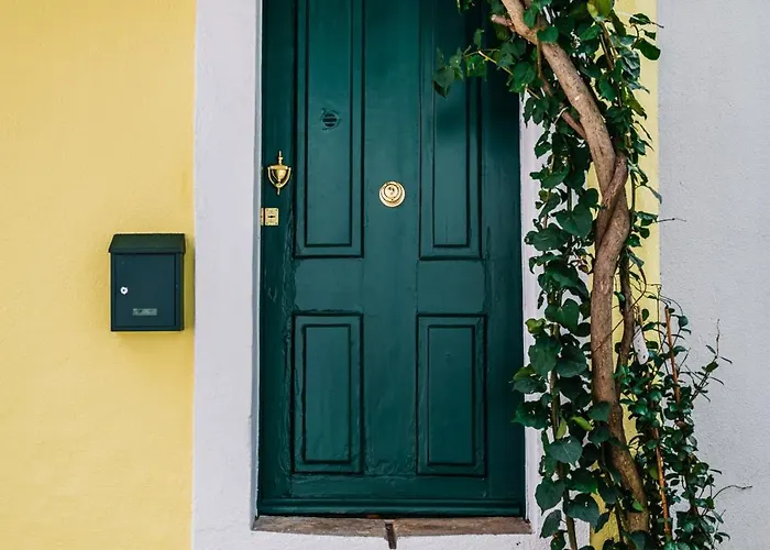 Cozy Yellow House Bairro Alto *
